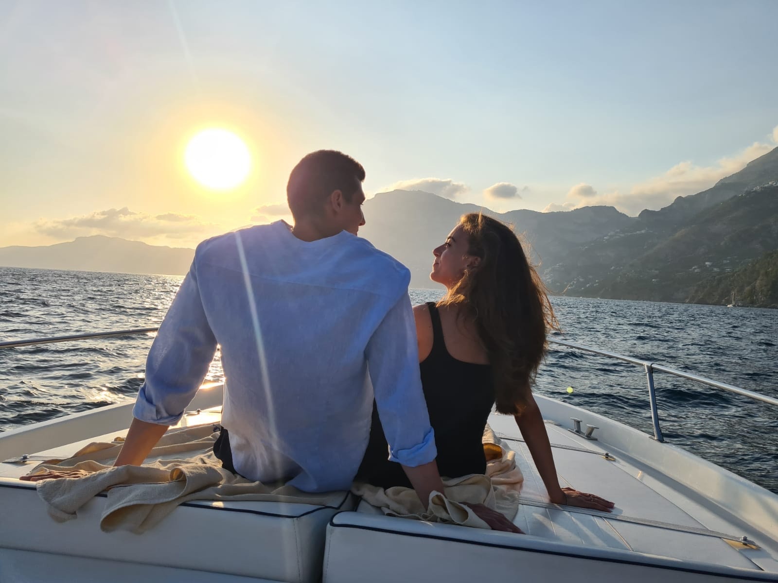 Esplora la Costiera di Capri con stile e libertà in barca a noleggio Esplora la Costiera di Capri con stile e libertà in barca a noleggio